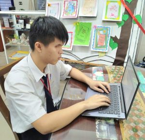 Em Trần Trung Đức luyện kỹ năng sử dụng máy tính bằng các phần mềm hỗ trợ người khiếm thị. Ảnh NVCC