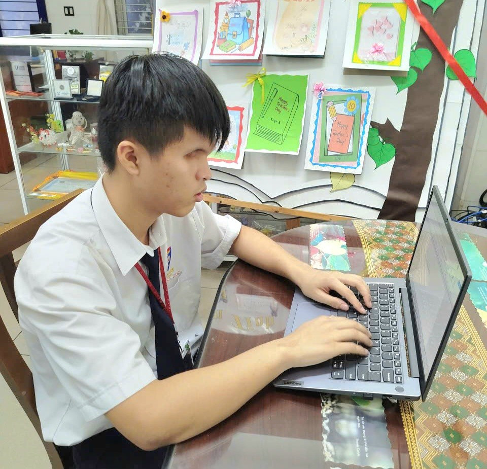 Em Trần Trung Đức luyện kỹ năng sử dụng máy tính bằng các phần mềm hỗ trợ người khiếm thị. Ảnh NVCC
