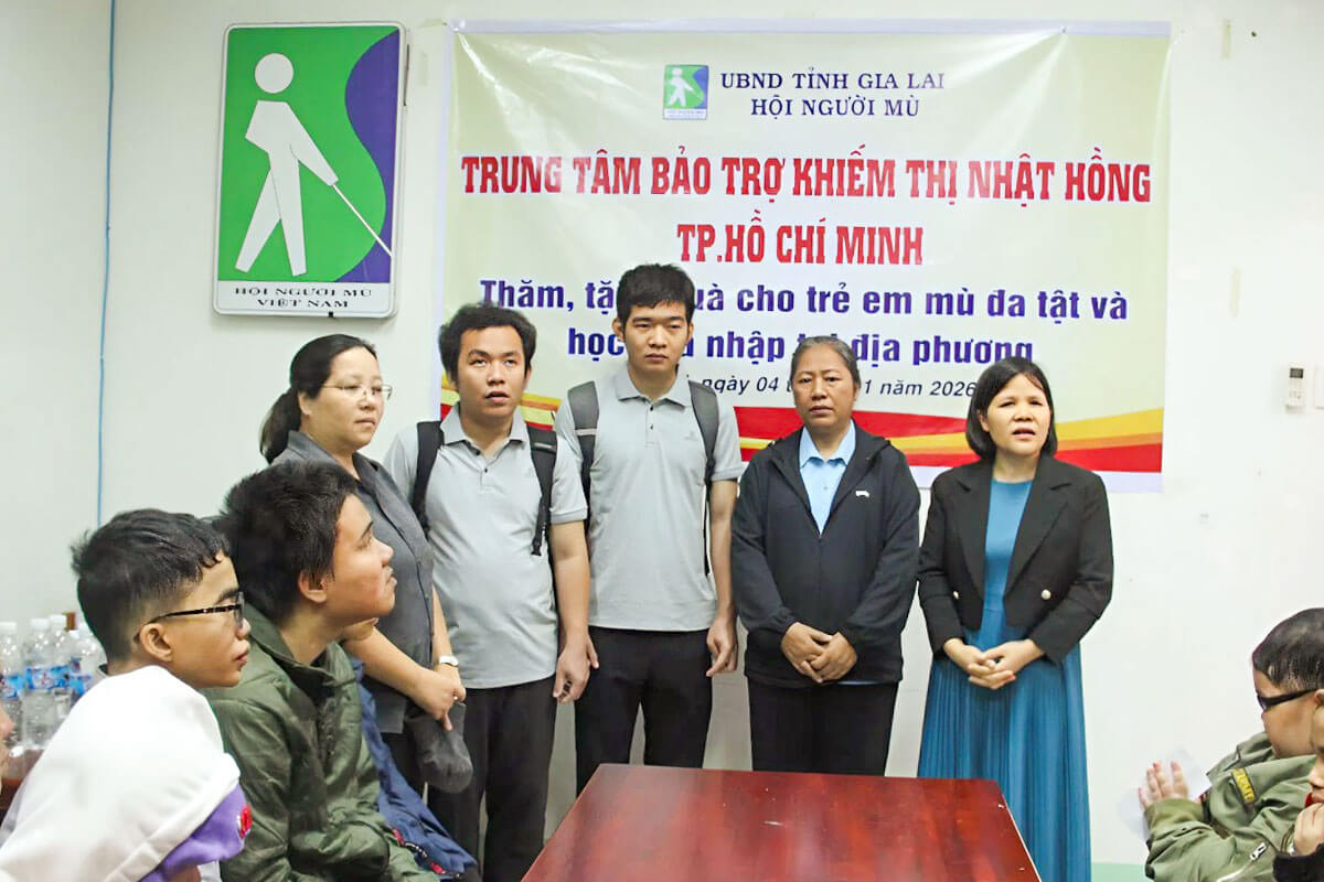 Quý Dì và các thầy cô Phòng tư vấn hỗ trợ người khiếm thị - Chương trình phục vụ người khiếm thị - Hội Dòng Mến Thánh Giá Thủ Đức chụp ảnh lưu niệm cùng đại diện Hội Người Mù tỉnh Gia Lai