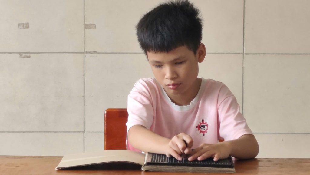 Các bạn dùng dùi để viết chữ nổi