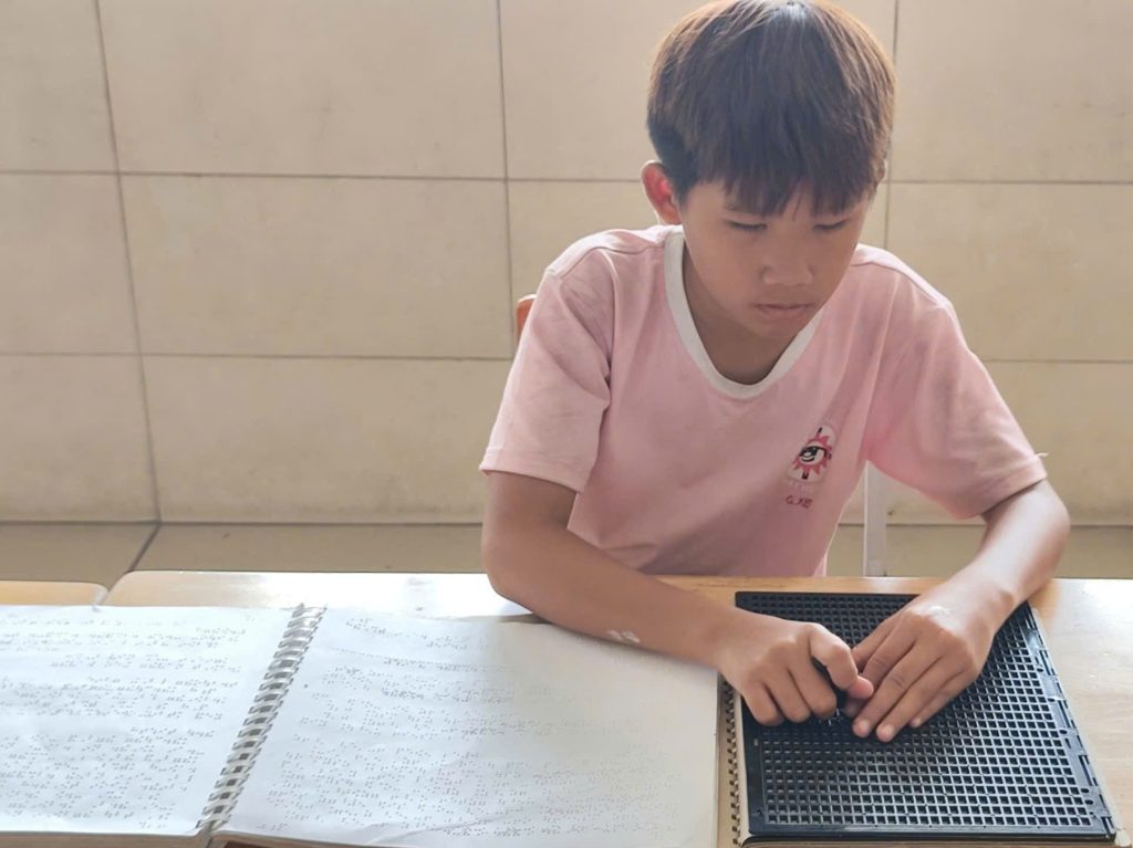 Các bạn dùng dùi để viết chữ nổi