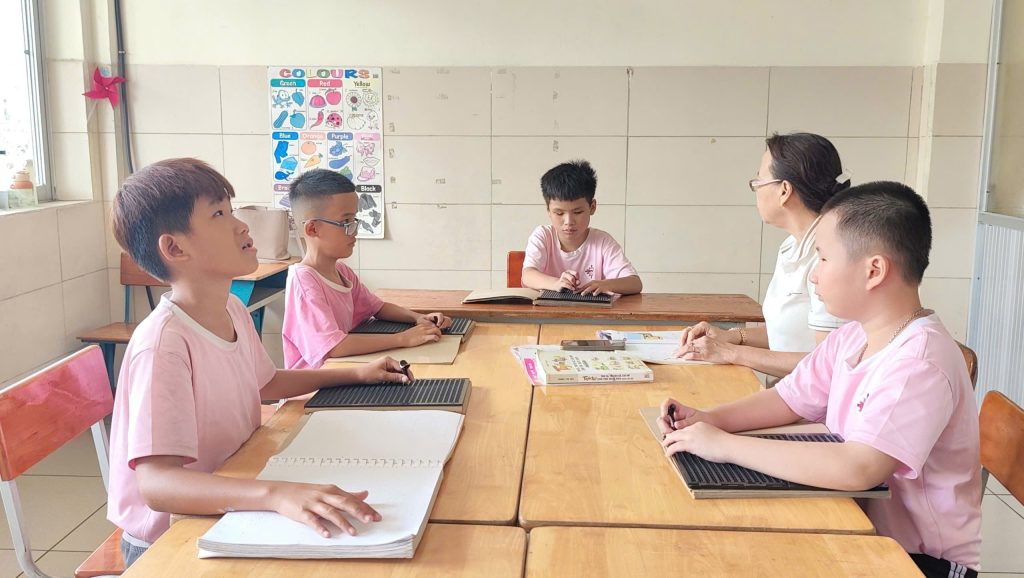 Cô Giáo Thu Ngọc Và Các Bạn Học Sinh Lớp Học Chữ Nổi 